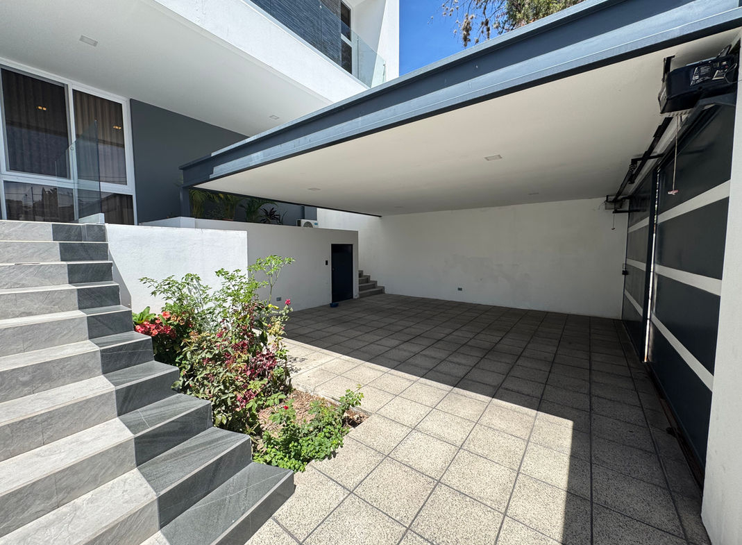 Casa Moderna en Lomas del Guijarro Sur