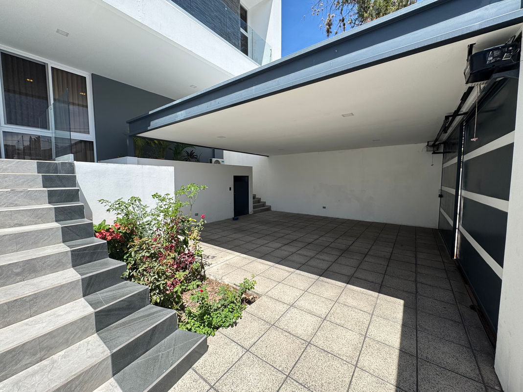 Casa Moderna en Lomas del Guijarro Sur