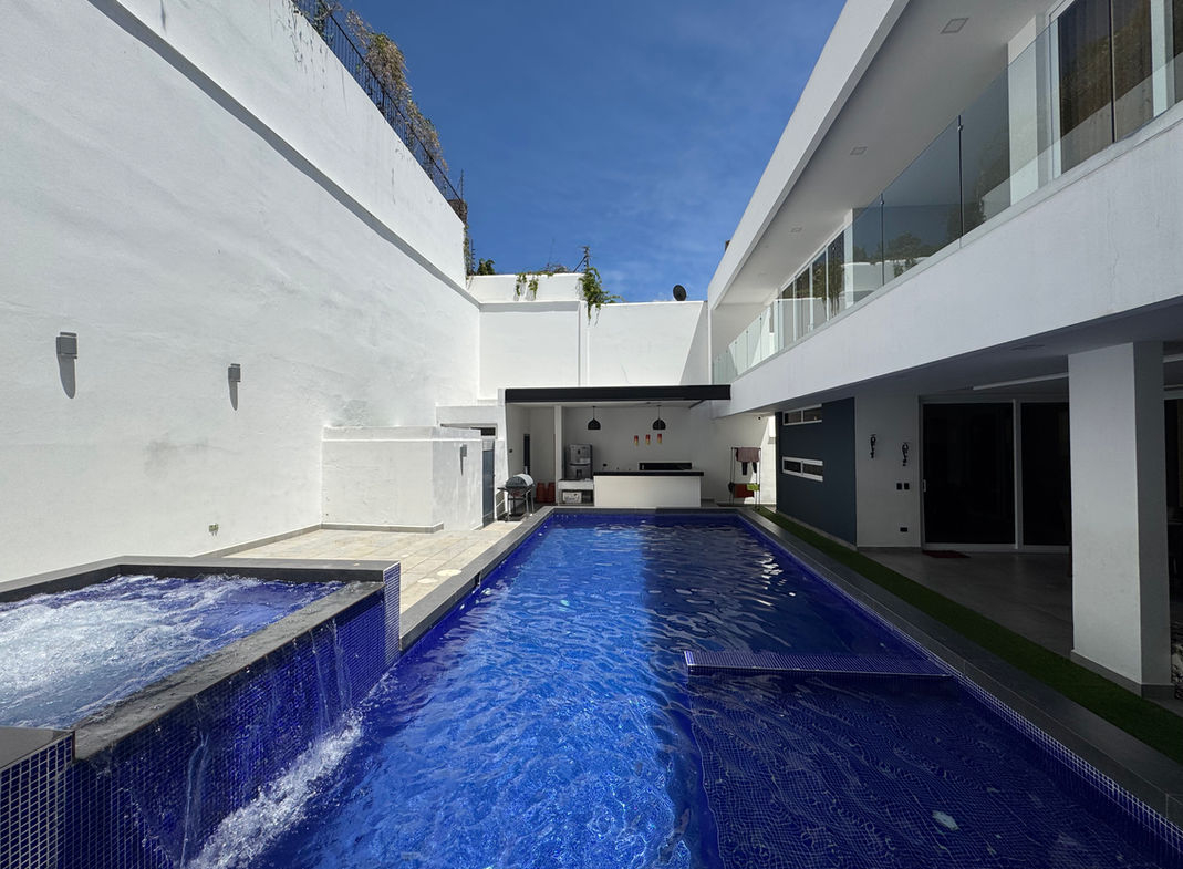 Casa Moderna en Lomas del Guijarro Sur