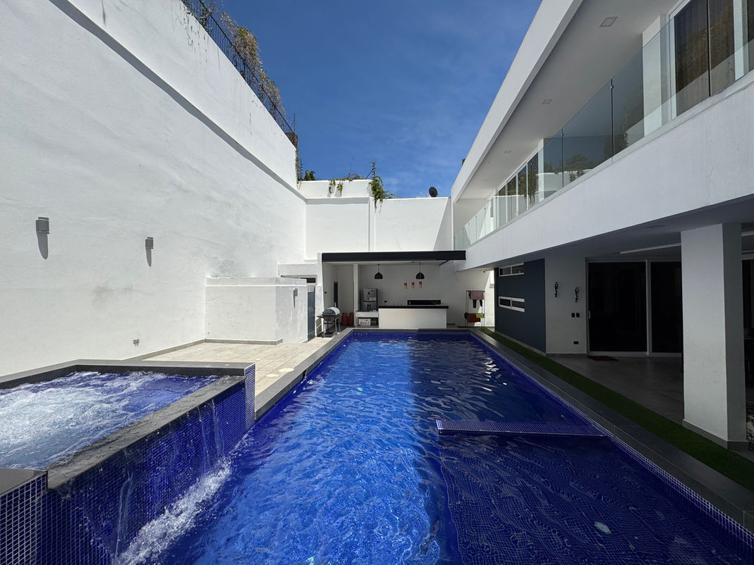 Casa Moderna en Lomas del Guijarro Sur