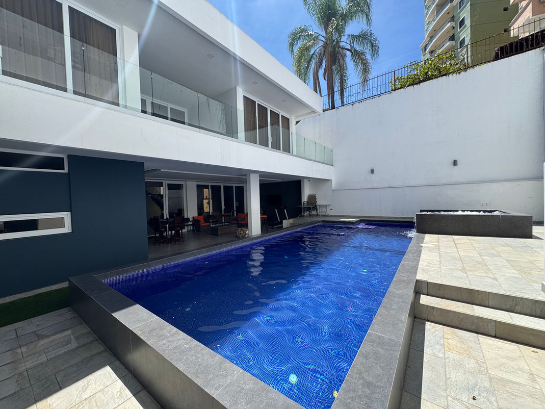 Casa Moderna en Lomas del Guijarro Sur