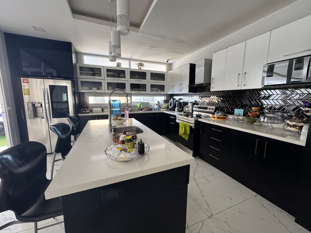 Casa Moderna en Lomas del Guijarro Sur