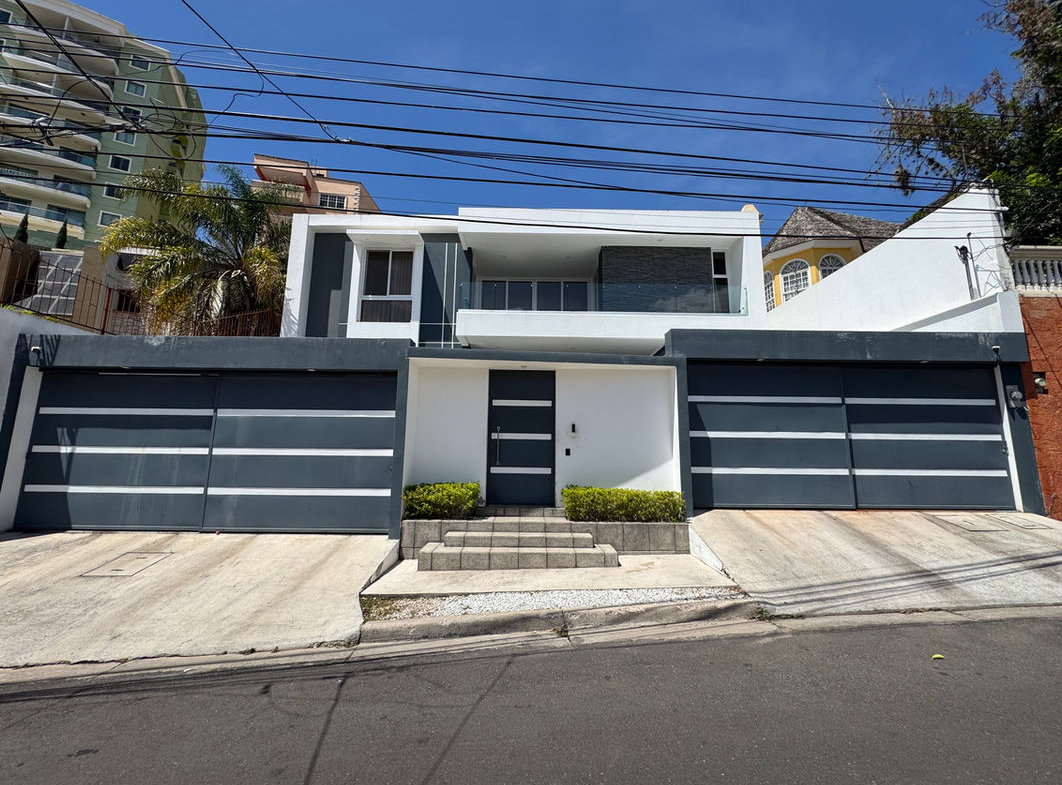 Casa Moderna en Lomas del Guijarro Sur