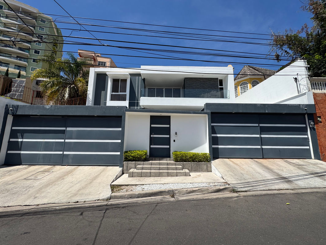 Casa Moderna en Lomas del Guijarro Sur