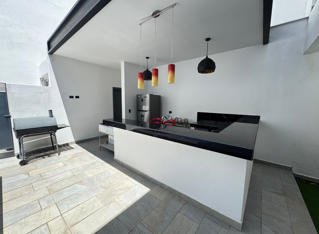 Casa Moderna en Lomas del Guijarro Sur