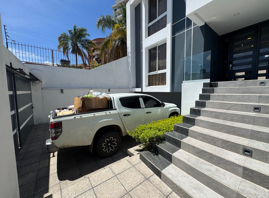 Casa Moderna en Lomas del Guijarro Sur