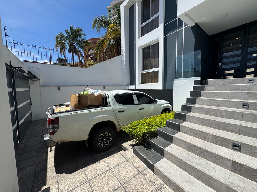 Casa Moderna en Lomas del Guijarro Sur
