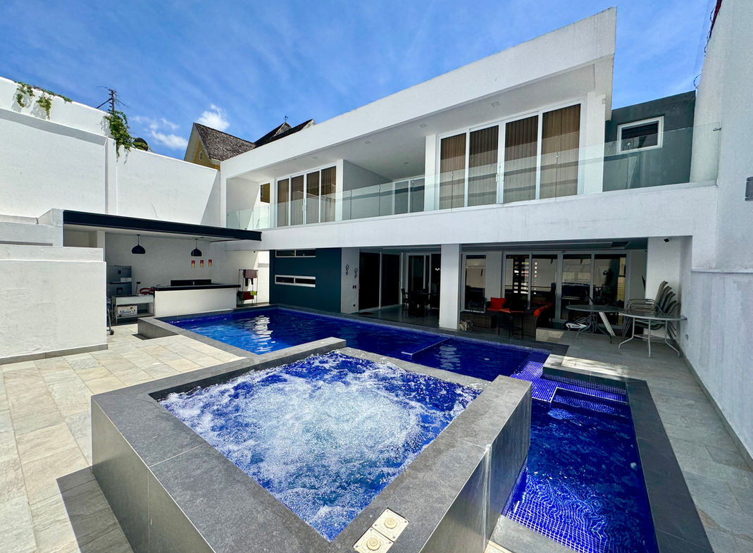 Casa Moderna en Lomas del Guijarro Sur