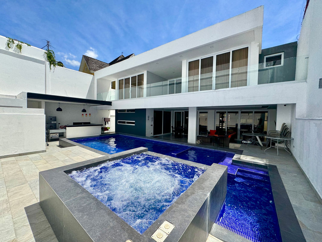 Casa Moderna en Lomas del Guijarro Sur