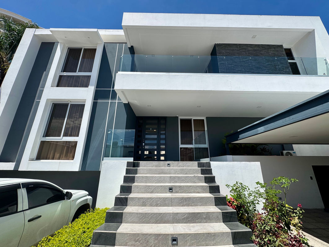Casa Moderna en Lomas del Guijarro Sur
